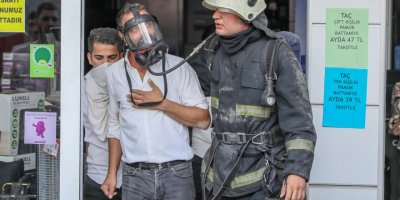 Antalya'da AVM'de yangın; itfaiye eri, solunum cihazı maskesini çalışana verdi