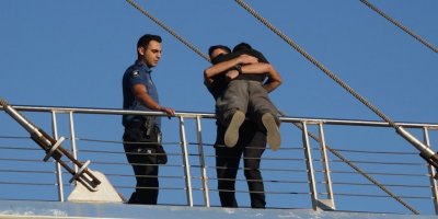 Yaya üst geçidi bariyerlerine çıkan genci polis ikna etti; kucaklaşarak indiler