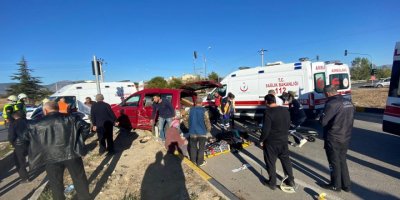 Isparta’da ambulans ile hafif ticari araç çarpıştı: 1 ölü, 6 yaralı