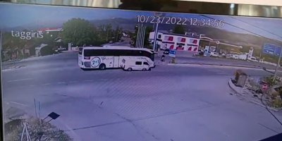 Yolcu otobüsü ile minibüsün çarpıştığı kaza anı kamerada; 2 yaralı