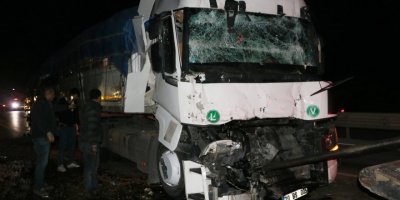 Kamyona arkadan çarpan TIR'ın sürücüsü yaralandı