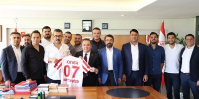 Başkan Böcek yeni yaşını sürpriz kutlamalarla karşıladı