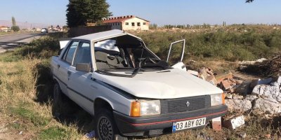 Otomobiliyle duvara çarptı