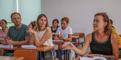 Ruslar ile Ukraynalılar aynı sınıfta Türkçe öğreniyor