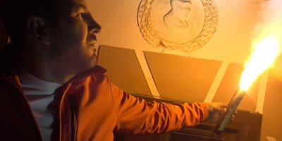 Restore edilen Atatürk portresi önünde 'Cumhuriyet'e sevgi' meşalesi yaktı