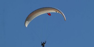 Yamaç paraşütçülerinden 29 Ekim atlayışı