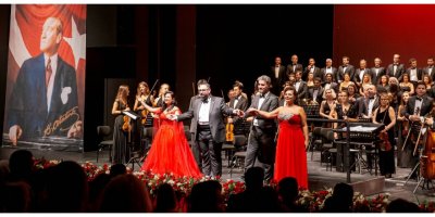 'Cumhuriyet Konseri'ne ayakta alkış