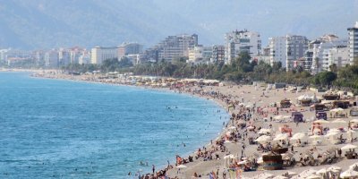 Antalya'da hava ve deniz suyu sıcaklığı 25 derece; sahil dolu
