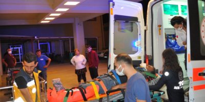 Odun toplarken kayanın altında kalıp yaralandı