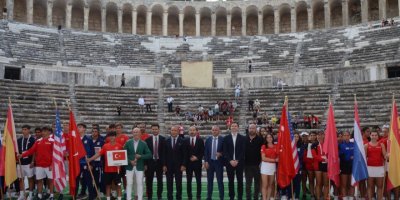Teniste Dünya Gençler Şampiyonası'nın basın toplantısı Aspendos Antik Tiyatrosu'nda yapıldı