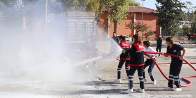 Öğrencilere uygulamalı itfaiyecilik eğitimi