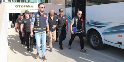 Polisten 'aranan' operasyonu: 54 gözaltı