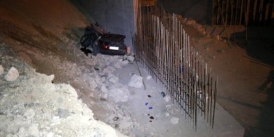 Otomobil, 6 metre yükseklikten uçup köprü ayağına çarptı; 4 ölü