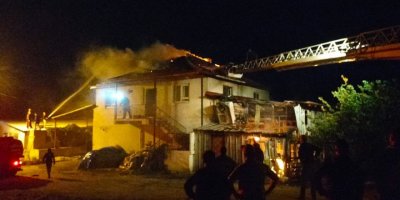 Mantarhane ve ev yandı