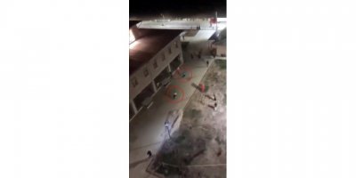 Öğrenci yurduna girip, elindeki satırla bir kişiyi kovaladı; o anlar kamerada
