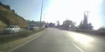 Otomobil sürücüsü, kamyonetten savrulan su tankına çarpmaktan son anda kurtuldu