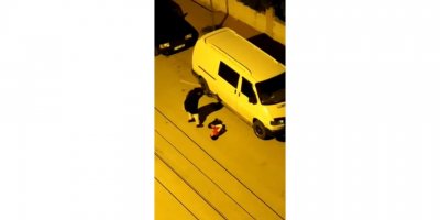 Annenin çocuğunu sokakta sopayla dövmesi kamerada