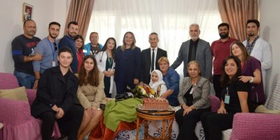 Evde sağlık hizmeti alan 100 yaşındaki kadına sağlıkçılardan sürpriz doğum günü