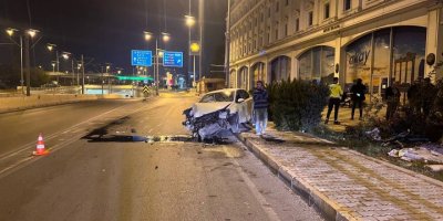 Kontrolden çıkan otomobil kaldırıma çıktı