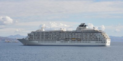 Datça'ya ilk kez kruvaziyer geldi, yolcular özel teknelerle karaya taşındı