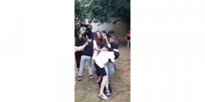 Ortaokul öğrencisi kızların saç saça kavgası kamerada