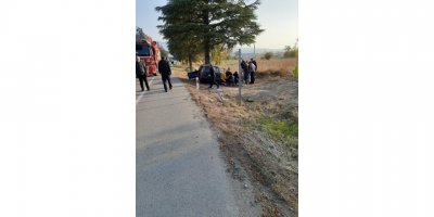 Üniversitelilerin içinde bulunduğu otomobil ağaca çarptı: 1 ölü, 3 ağır yaralı