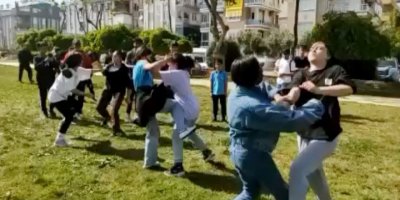 Antalya'da ortaokullu kızlar saç saça kavga etti
