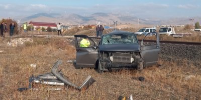 Afyon'da tren, hemzemin geçitte minibüse çarptı: 2 yaralı