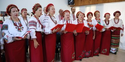 Ukraynalı ve Ruslardan oluşan koro, Atatürk için İzmir Marşı'nı okudu