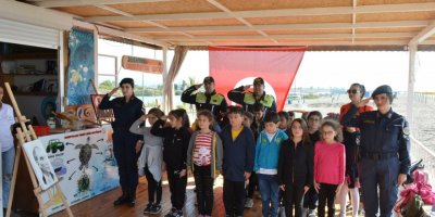 Öğrenciler Atatürk için denize çiçek bıraktı