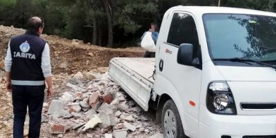 Bodrum'da suçüstü yakalanan 2 kişiye ormana döktükleri molozlar geri toplatıldı