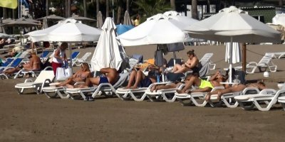 Antalya'da turistler kasım ayının ortasında denize giriyor