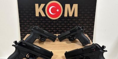 Şüphe üzerine durdurulan otomobilde 4 tabanca bulundu