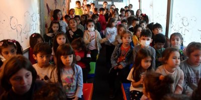 Çocuklar Tiyatro Otobüsü'nü sevdi