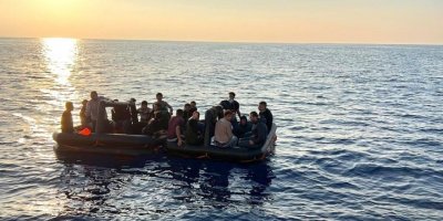 Dalaman'da Yunan unsurlarının ittiği 63 kaçak göçmen kurtarıldı