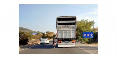 Bisikletlinin tehlikeli yolculuğu kamerada