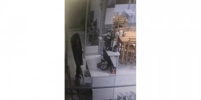 İş yeri sahibinin 20 TL yardım yaptığı şüphelinin lokantadan hırsızlık anı kamerada