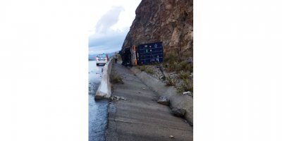 Alanya'da TIR devrildi: 1 yaralı