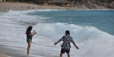 Fethiye'de yabancı turistler dalgalara rağmen denize girdi
