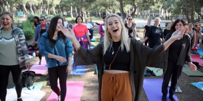 Kadınlar, ‘kahkaha yogası’ ile enerji depoladı