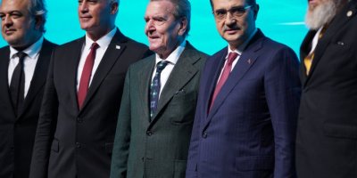 Eski Almanya Başbakanı Schröder: Türkiye, Avrupa'ya gaz tedarikinde önemli rol oynuyor