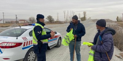 Jandarmadan çobanlara reflektif yelek