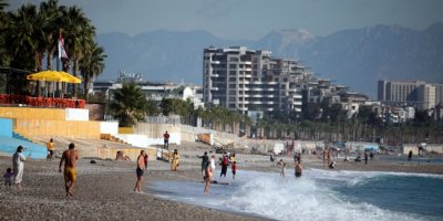 Antalya'da tatilciler denize girip güneşlendi