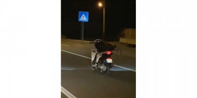 Motosiklet sürücüsünün tehlikeli yolculuğu kamerada