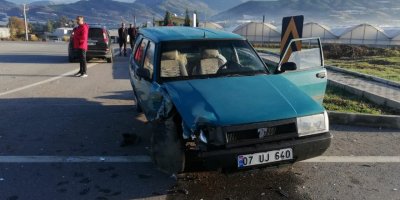 Kamyonetle otomobil çarpıştı; 1 yaralı