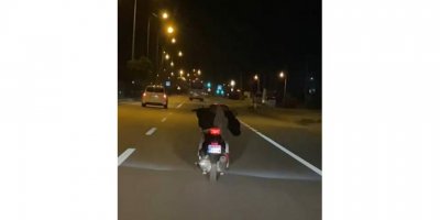 Motosikleti yüzüstü yatarak kullanan sürücüye 9 bin 563 lira ceza