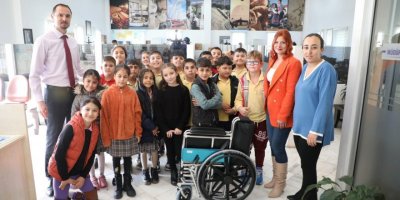 Bodrum'da öğrenciler kendi birikimiyle tekerlekli sandalye aldı