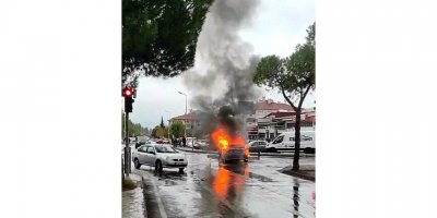 Muğla'da seyir halindeki otomobil, alev alev yandı