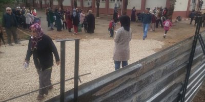 Döşemealtı'nda okul inşaatı çevresine 'güvenlik' barikatı