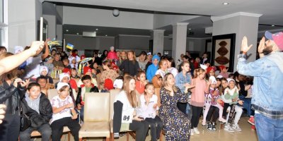 Ukraynalı ve Suriyeli çocuklar, barış için Türkçe şarkı söyledi